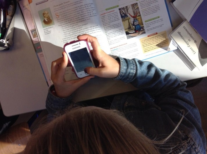 Anne photographie le texte à apprendre par coeur