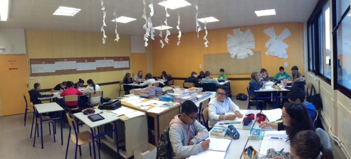 les groupes et au centre les manuels scolaire